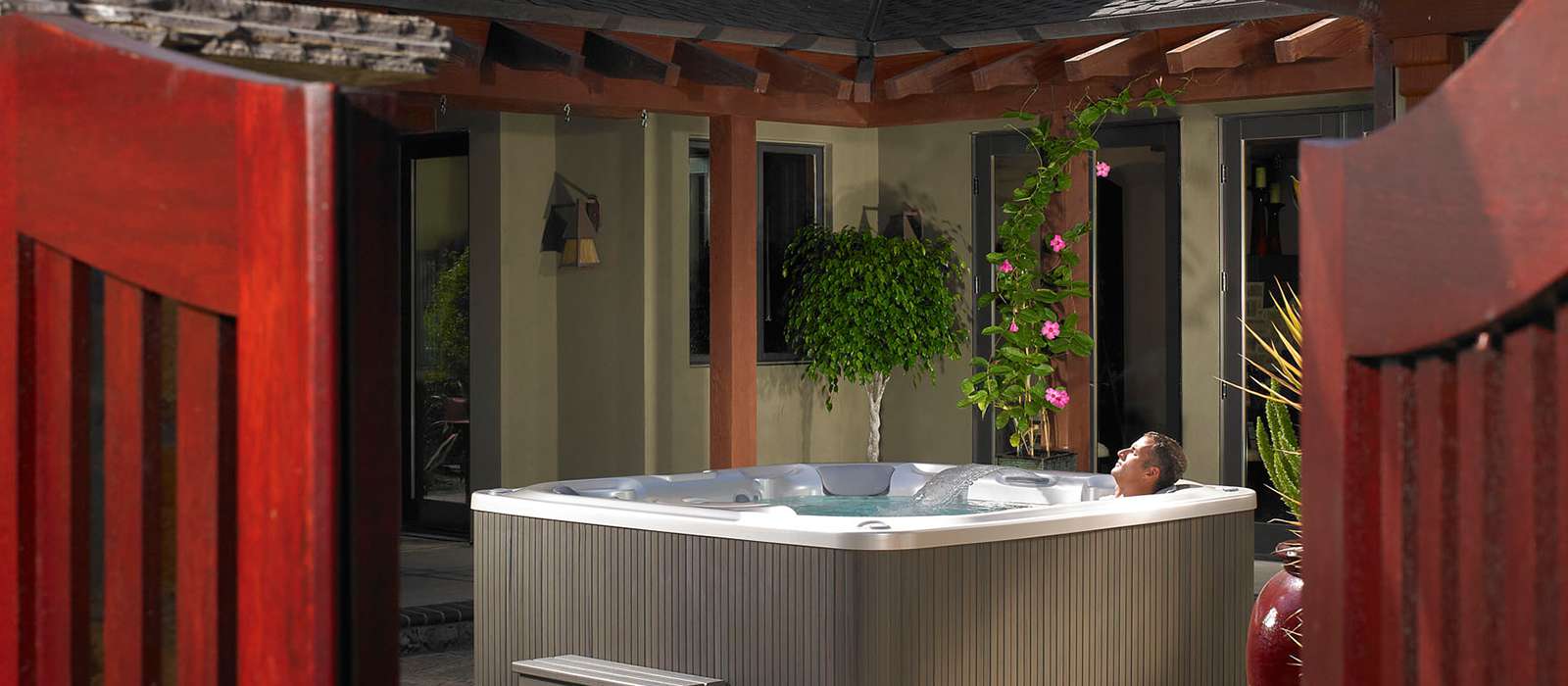 Relieve tension with Pulse’s 50 powerful jets, including Combination Hydromassage, Directional Precision and Footwell® jets for a full, robust massage.