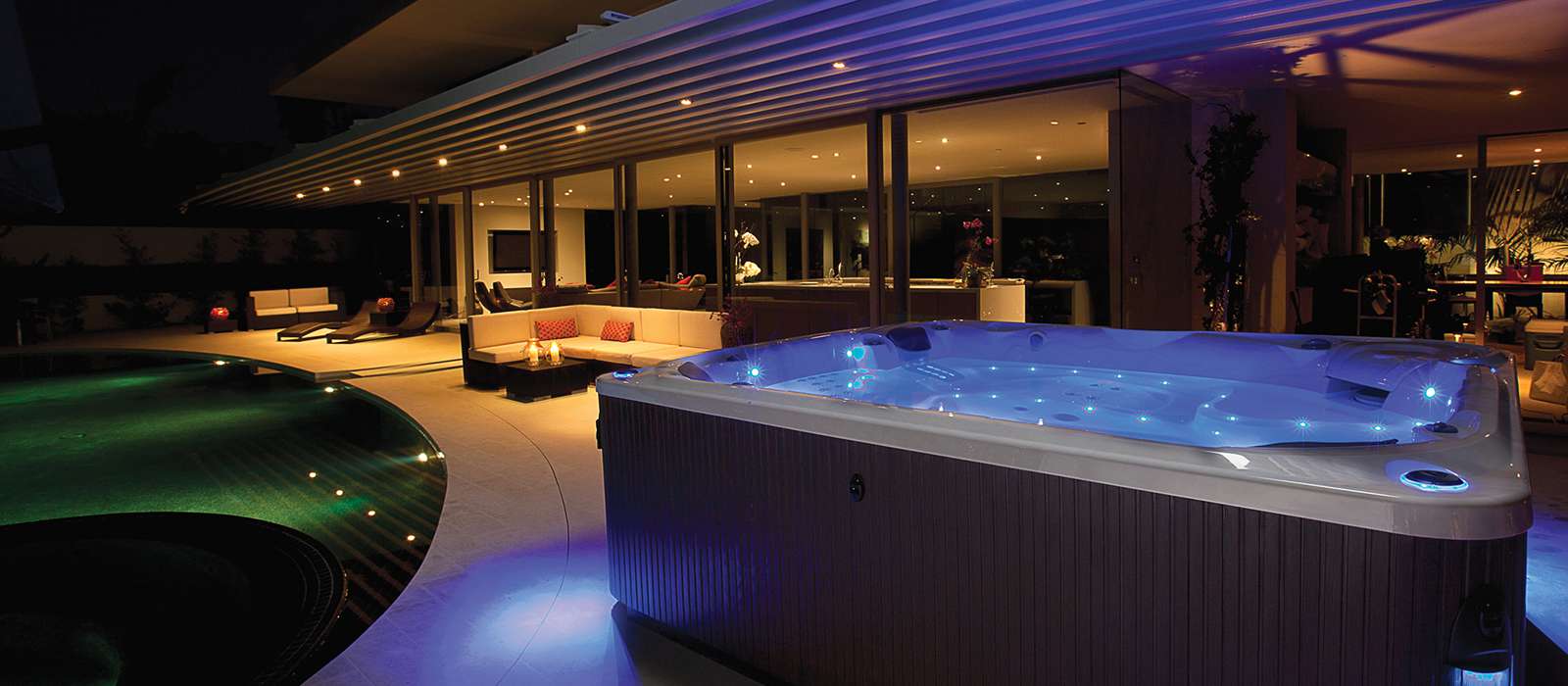 With seating for 8, a brilliant multi-color lighting system and a soothing Vidro® lit water feature, the Gleam offers space and ambience for everyone.